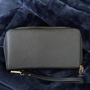 LAST CHANCE Black wristlet wallet with lots of card space